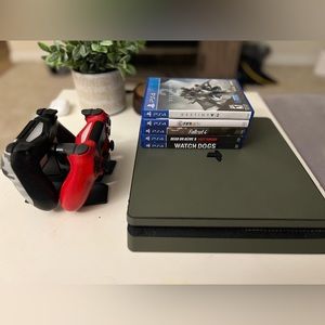 Sony PS4 Slim + 2 Controllers + 5 games + Charging Dock